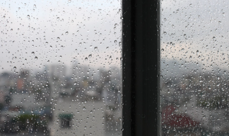 Warum beschlagen Fenster im Alltag von innen