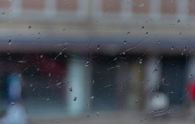 Warum beschlagen kalte Fensterscheiben bei warmer Raumluft