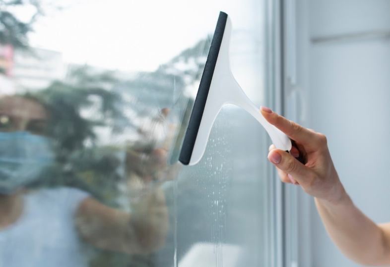 Warum zerkratzt Glas im Alltag trotz harter Oberfläche?