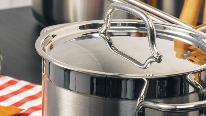 Warum bekommt Edelstahl gelbe oder goldene Verfärbungen beim Kochen