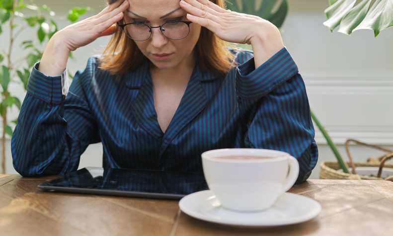 Warum bekommt man Kopfschmerzen nach Kaffee oder ohne Kaffee