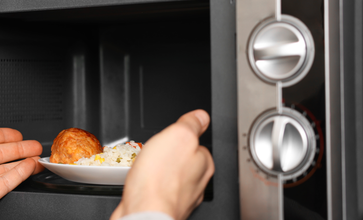 Warum bleibt Fertiggericht-Essen in der Mikrowelle manchmal nur warm