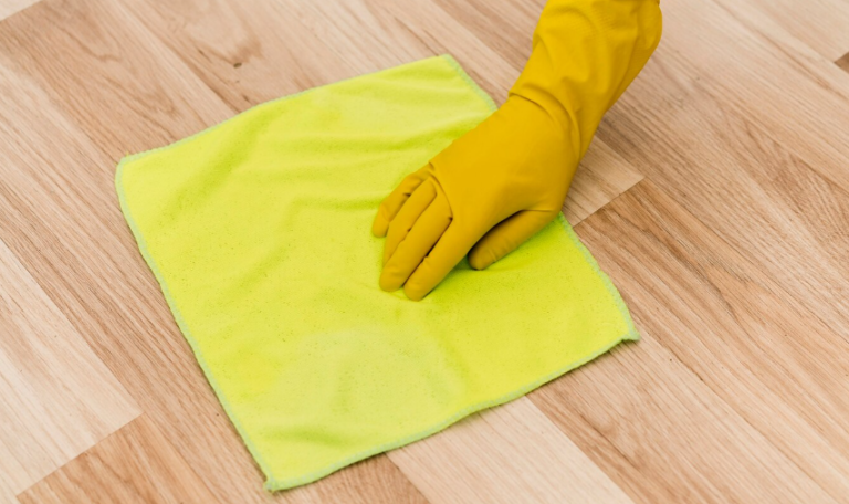 Warum bleibt Laminat nach dem Wischen klebrig