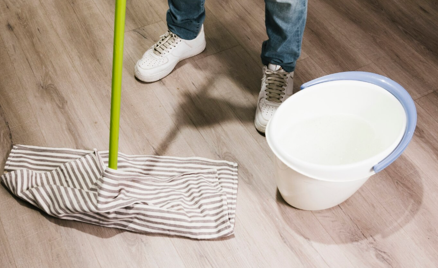 Warum bleibt der Boden nach dem Wischen trotz klarem Wasser klebrig