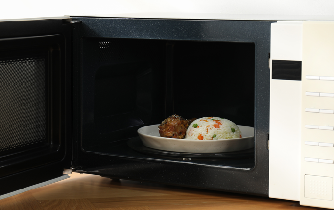 Warum erwärmt die Mikrowelle flache Speisen anders als hohe Portionen
