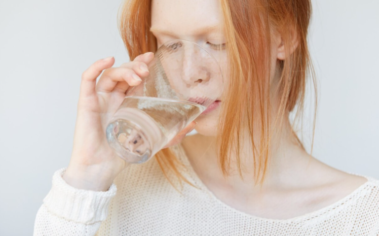 Warum fühlt sich der Mund bei Wassermangel trocken an