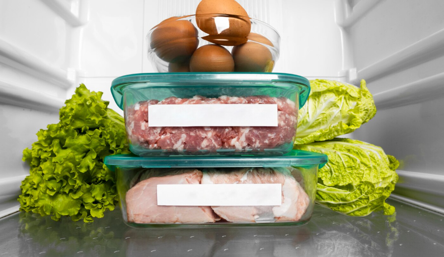 Warum riecht der Kühlschrank durch Lebensmittelverpackungen unangenehm