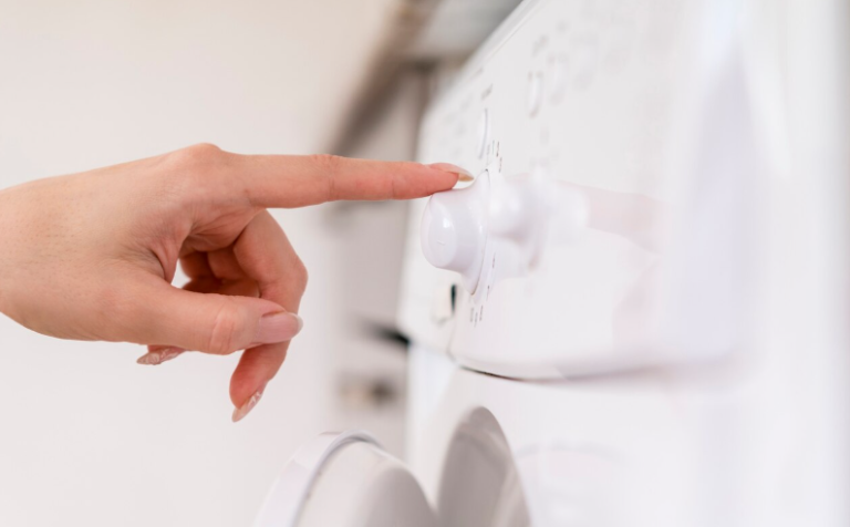 Warum schleudert die Waschmaschine in manchen Programmen schwächer