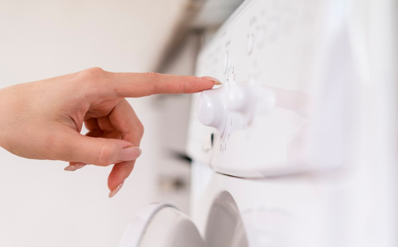 Warum schleudert die Waschmaschine in manchen Programmen schwächer