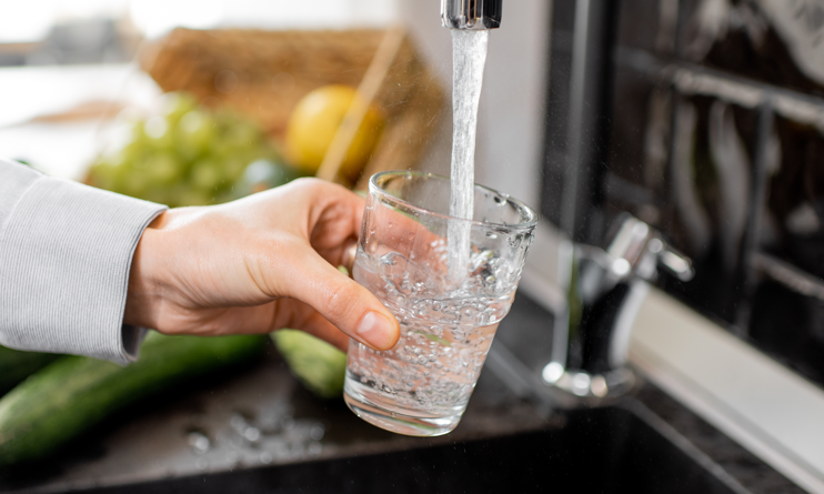 Warum schmeckt Leitungswasser je nach Jahreszeit anders