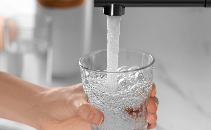 Warum schmeckt kaltes Leitungswasser anders als warmes