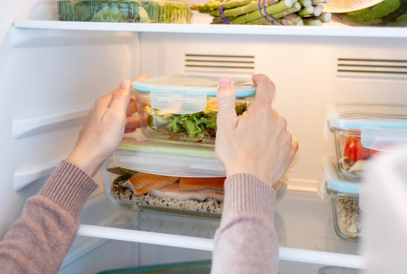 Warum verbreiten sich Gerüche im Kühlschrank so schnell