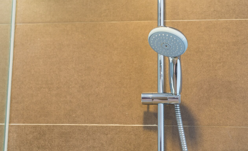 Warum werden Fugen in der Dusche dunkel