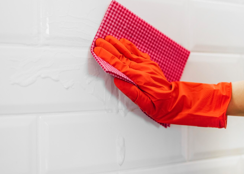 Warum werden Fugen rund um die Badewanne fleckig