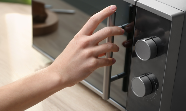 Warum wird Essen auf dem Teller in der Mikrowelle unterschiedlich warm