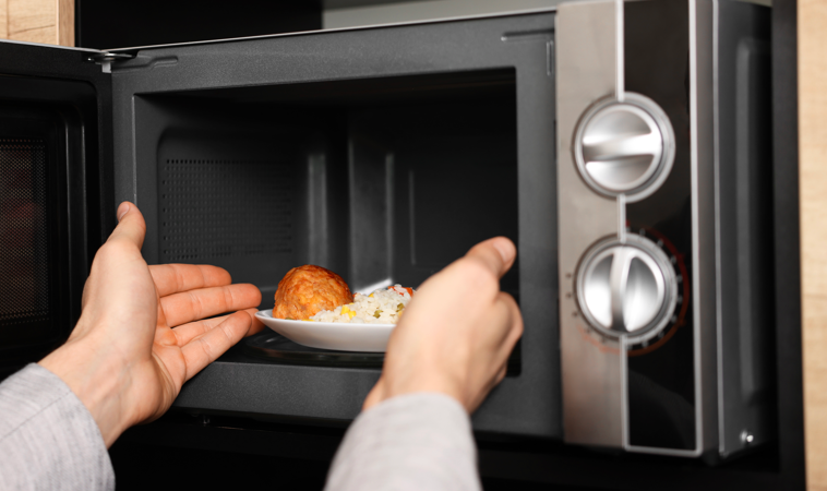 Warum wird Essen in der Mikrowelle außen feucht oder weich