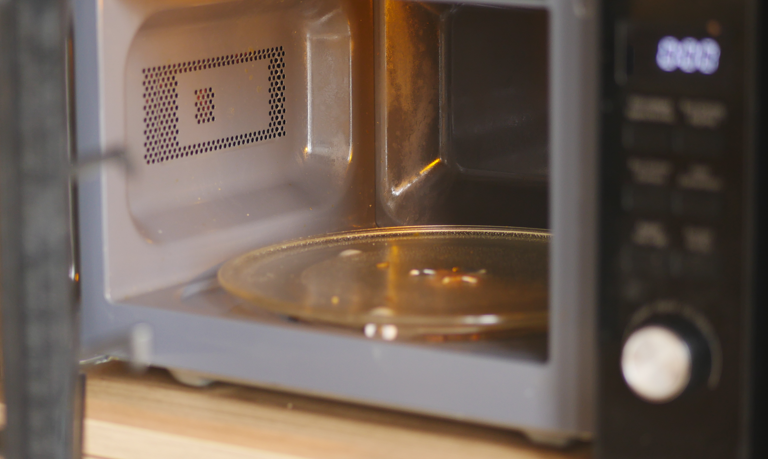 Warum wird Essen mit Deckel in der Mikrowelle anders heiß als ohne Deckel