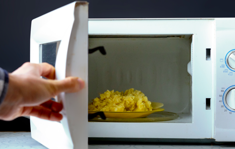 Warum wird Reis, Pasta oder Kartoffelbrei in der Mikrowelle nicht gleichmäßig heiß